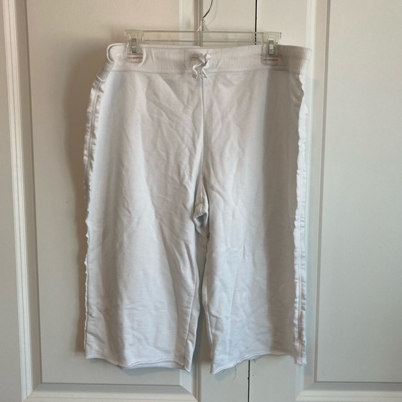 Cute Jogger Capri with tramp stamp
Size Ins Junior - Picture 2 of 6